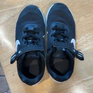 Nike Revolution 6 Flyease kids size 1.5